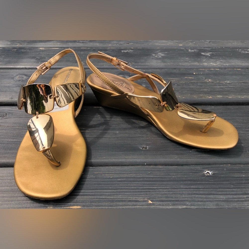 Women's Sandals Kitten Heel T-Strap in Bronze in size 6